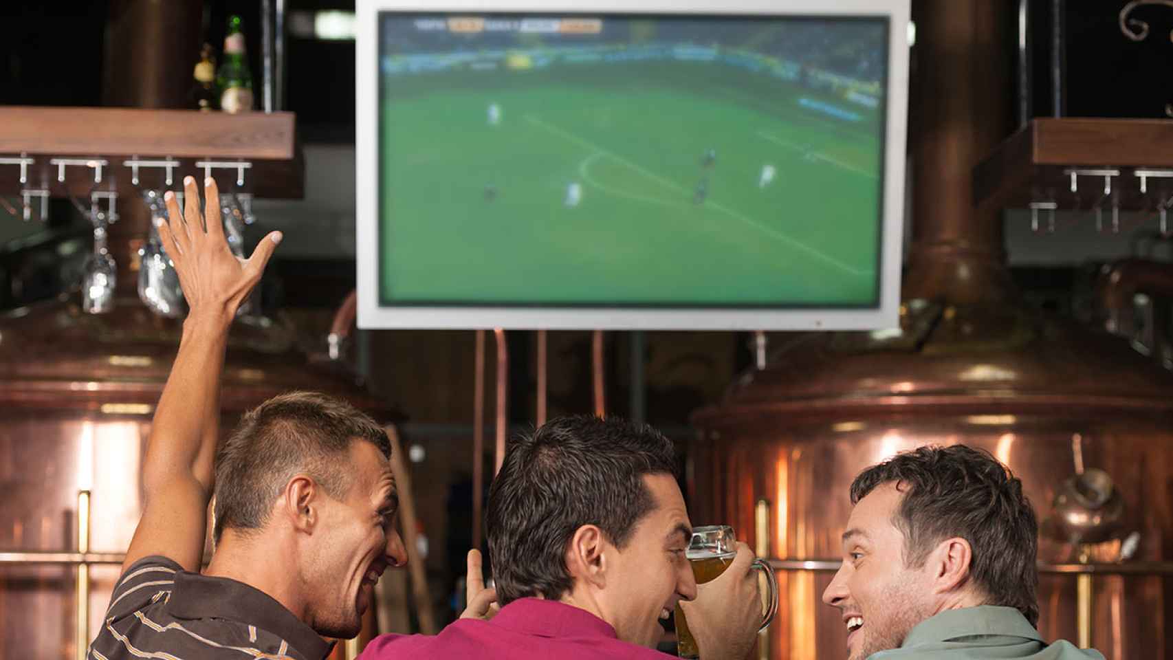 La Liga Profesional de Fútbol fue multada por la app que usaba el micrófono de los móviles para cazar bares en España con futbol 'pirata'.