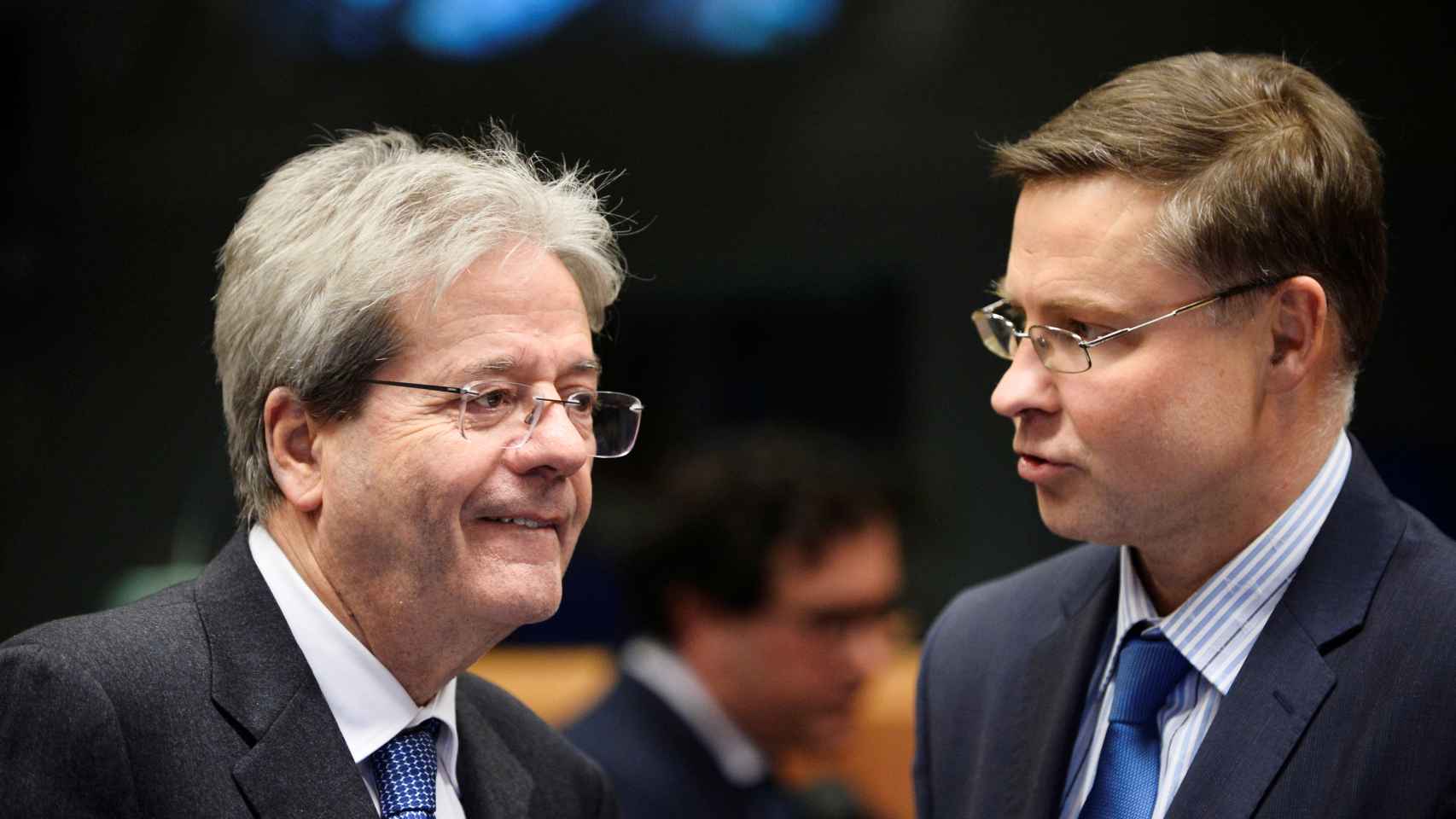 Los comisarios Paolo Gentiloni y Valdis Dombrovskis, durante un  Eurogrupo