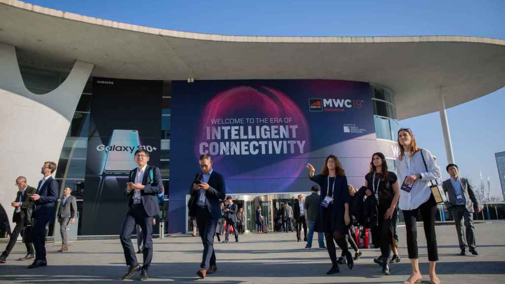 Visitantes del Mobile World Congress Barcelona - MWC 2019 en la entrada de Fira Barcelona.