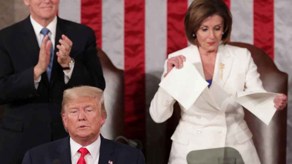 Nancy Pelosi rompe el discurso de Donald Trump en el Congreso de Estados Unidos.