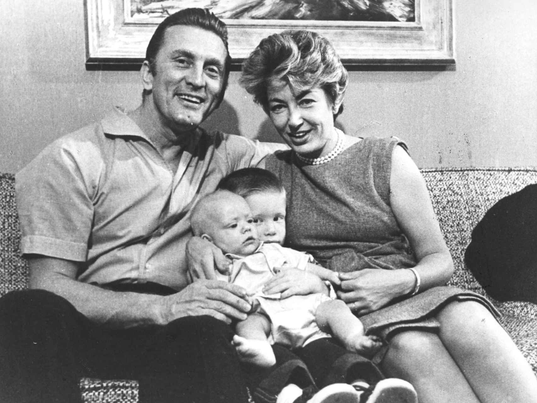 Kirk y Anne posando junto a sus hijos Eric y Peter, en 1959.
