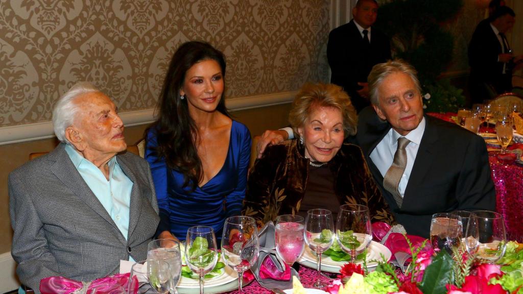 Kirk Douglas, Catherine Zeta-Jones, Anne Buydens y Michael Douglas.