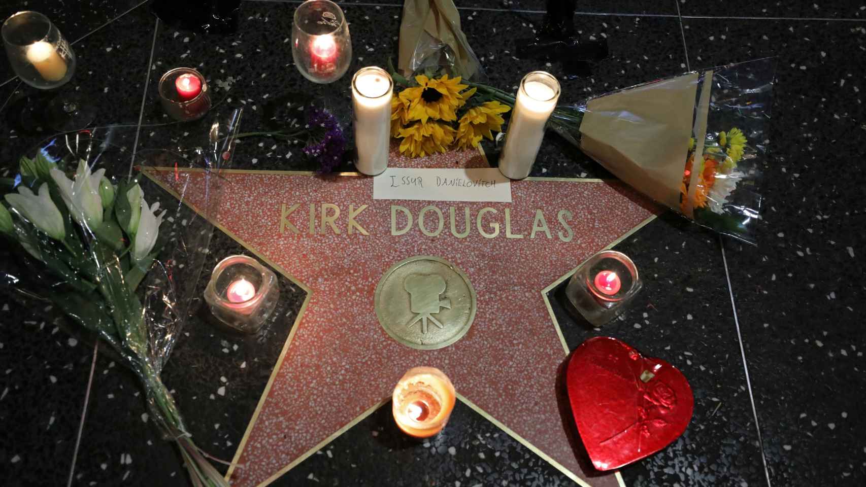 La gente recuerda a Kirk Douglas en su estrella de la fama.