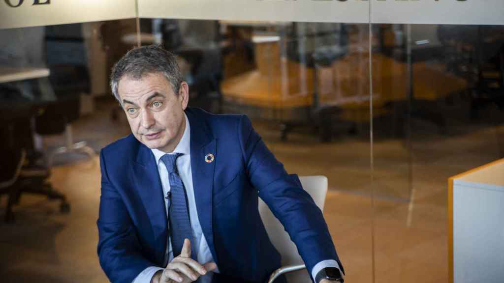 Zapatero, con el pin de la España 2030 que lanzó el Gobierno en su anterior etapa.