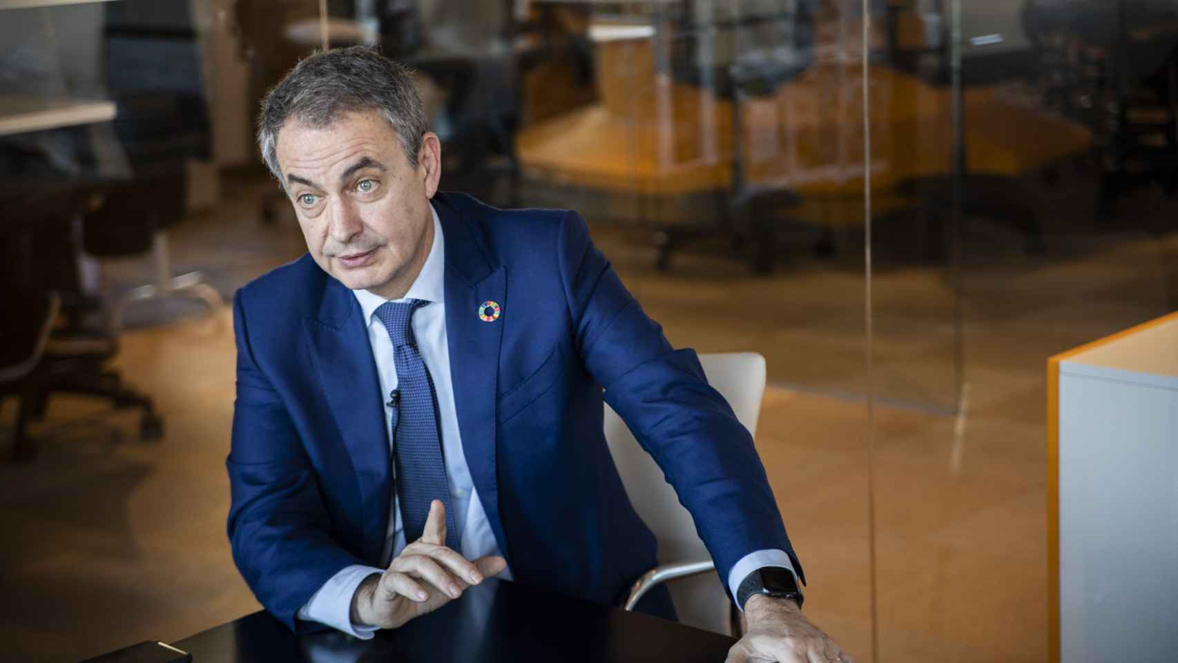 Zapatero, con el pin de la España 2030 que lanzó el Gobierno en su anterior etapa.