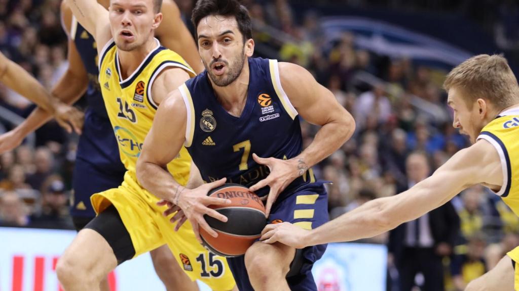 Campazzo intenta penetrar a canasta durante el duelo de Euroliga entre el Madrid y el ALBA Berlín