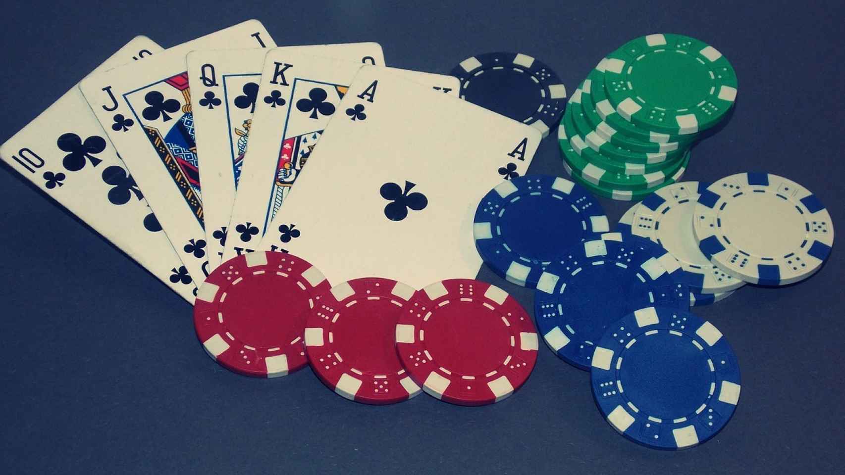 Recogiendo hojas tofu Incomparable Cómo jugar al póker: las reglas del juego de cartas