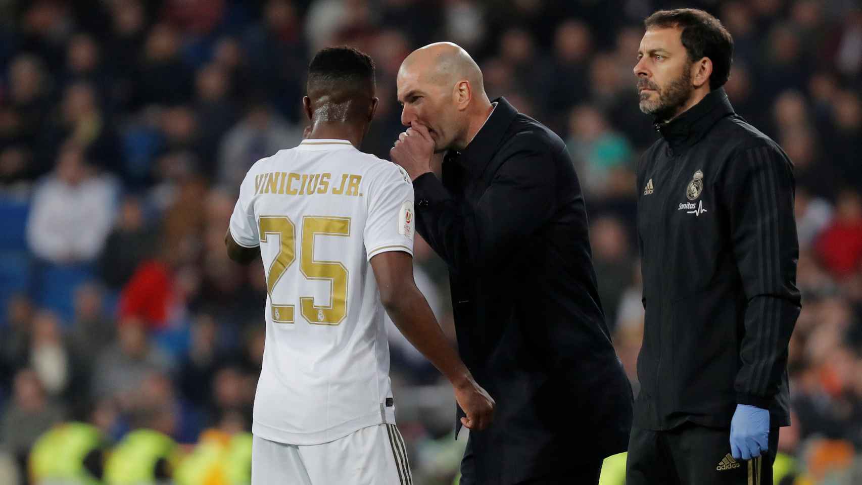 Zidane da órdenes a Vinicius en la banda del Santiago Bernabéu