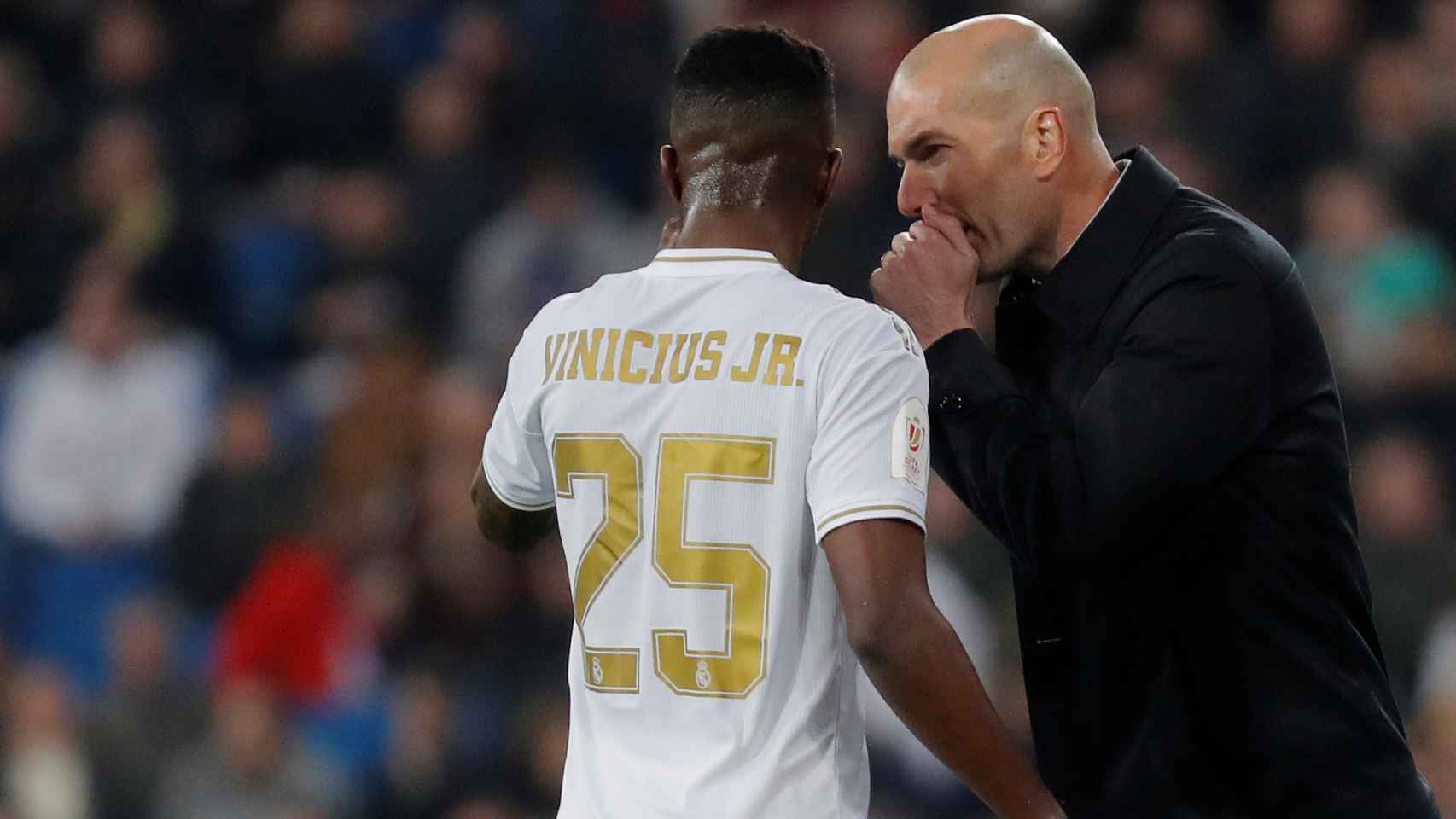 Zidane da órdenes a Vinicius en la banda del Santiago Bernabéu