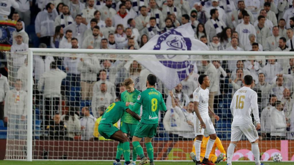 Los jugadores de la Real Sociedad felicitan a Odegaard por su gol