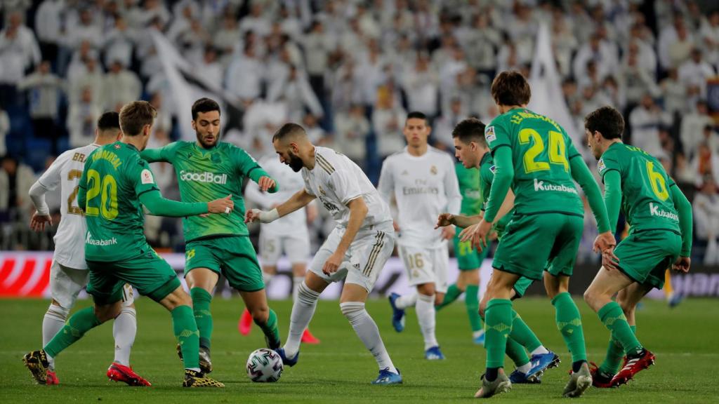 Karim Benzema rodeado de varios jugadores de la Real Sociedad
