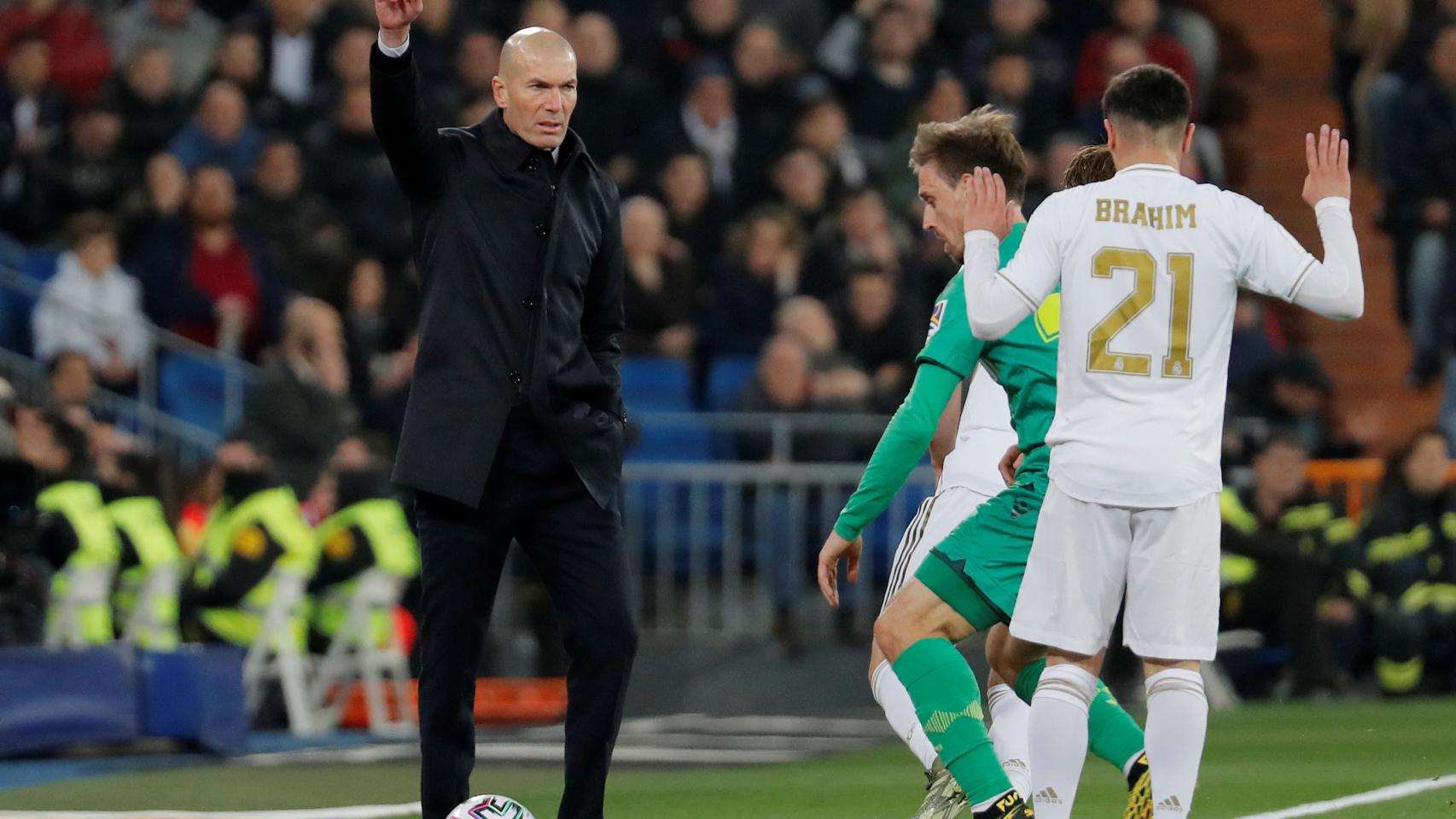 Zidane da órdenes a sus jugadores aprovechando que el balón sale por la banda