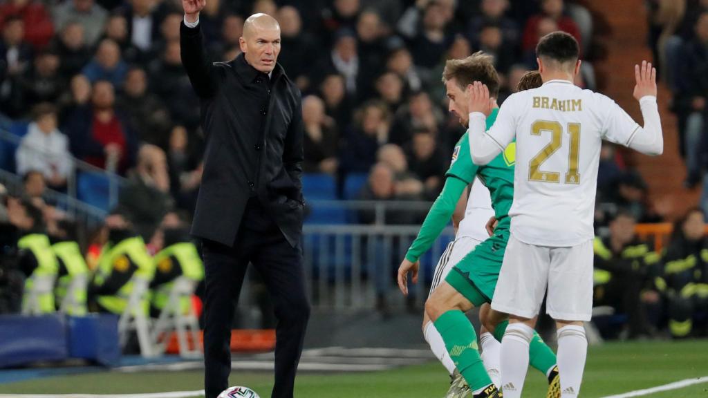 Zidane da órdenes a sus jugadores aprovechando que el balón sale por la banda