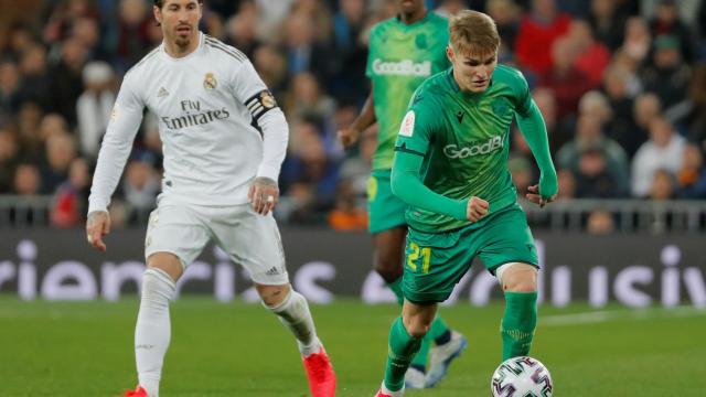 Odegaard se marcha delante de Sergio Ramos