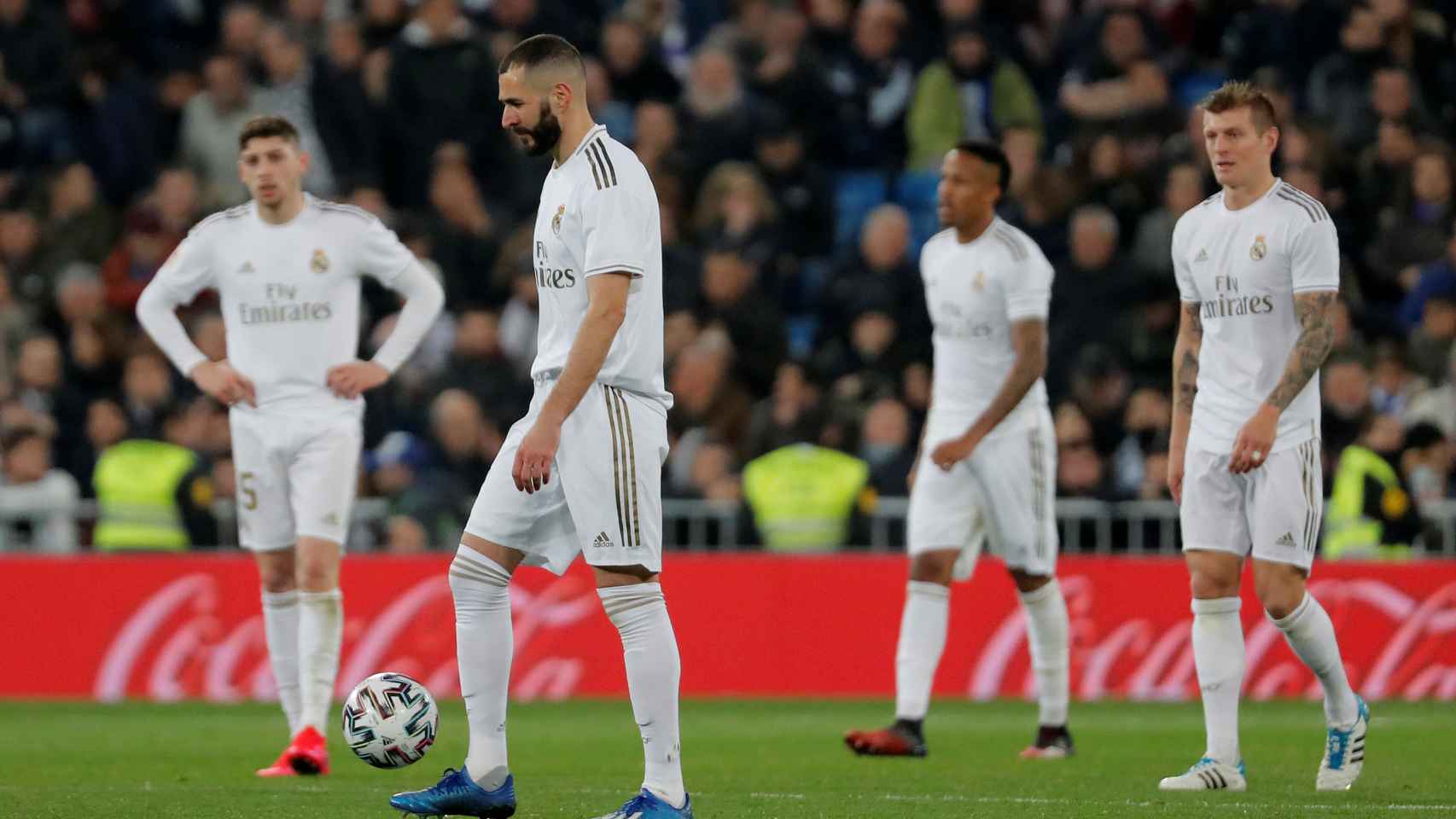 Los jugadores del Real Madrid esperan a sacar de centro tras un gol de la Real Sociedad