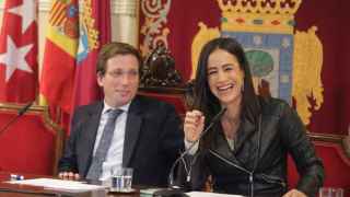 Martínez-Almeida y Villacís, este jueves, bromean durante la Junta de Gobierno.