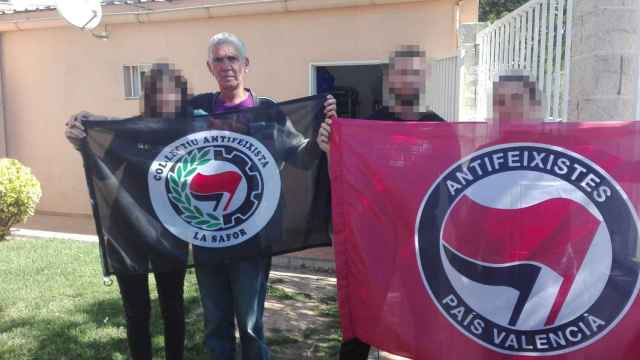 Paco Cela Seoane, en una imagen con banderas de colectivos antifascistas.