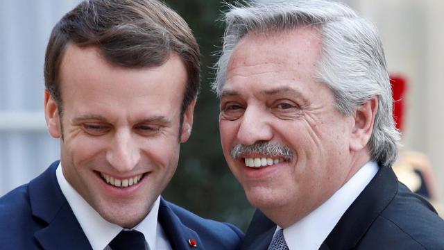 Emmanuel Macron con Alberto Fernández en París.