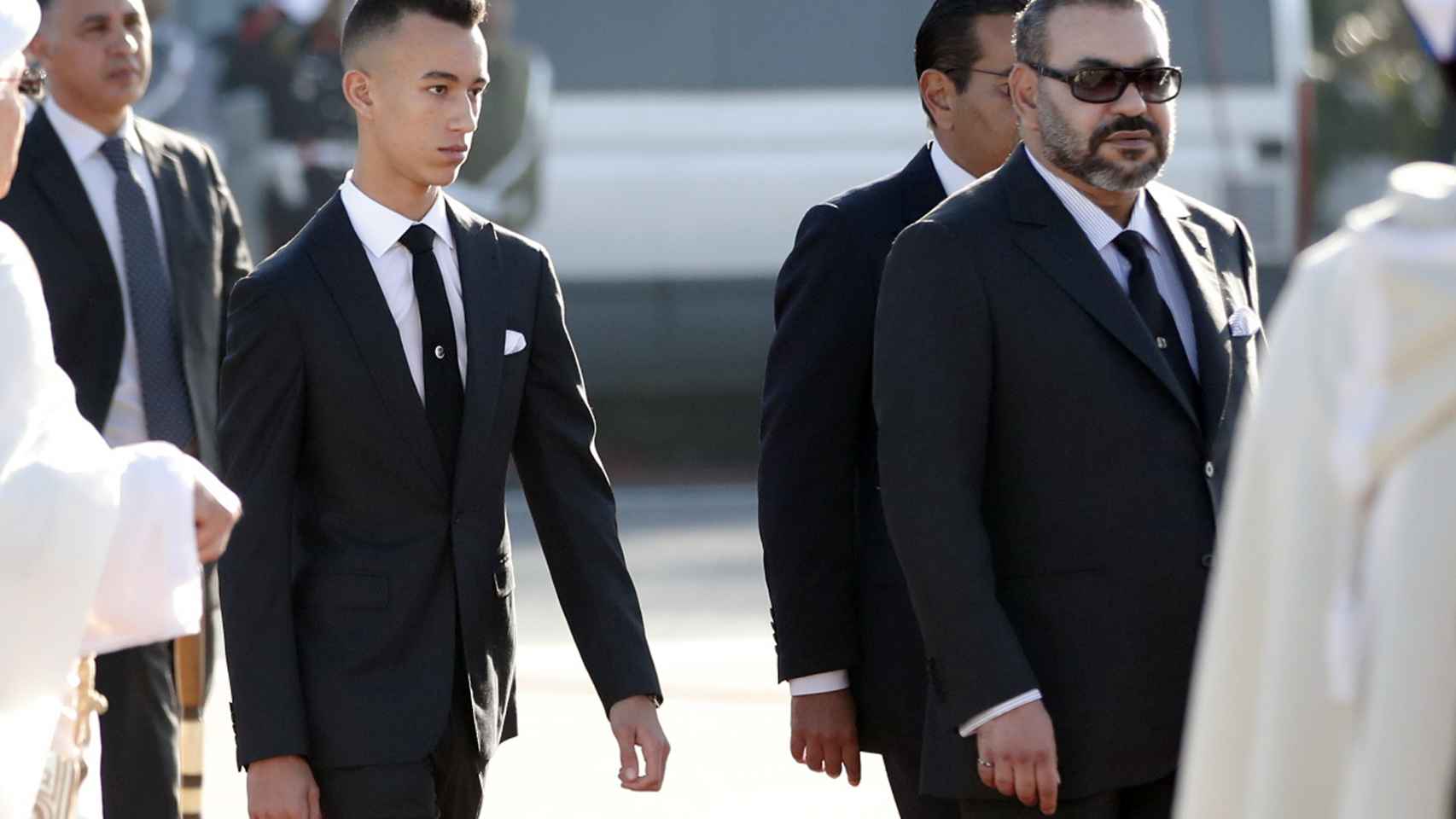 Mohamed VI junto a Moulay Hassan, su hijo, saliendo de un avión.