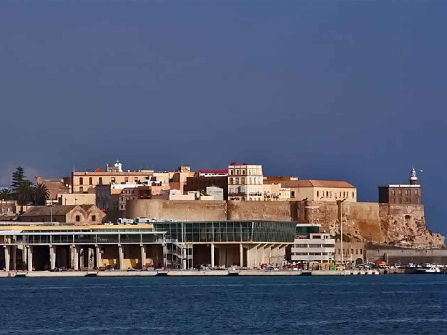 En primer plano, la estación marítima de Melilla, con parte de la ciudad autónoma a su espalda.