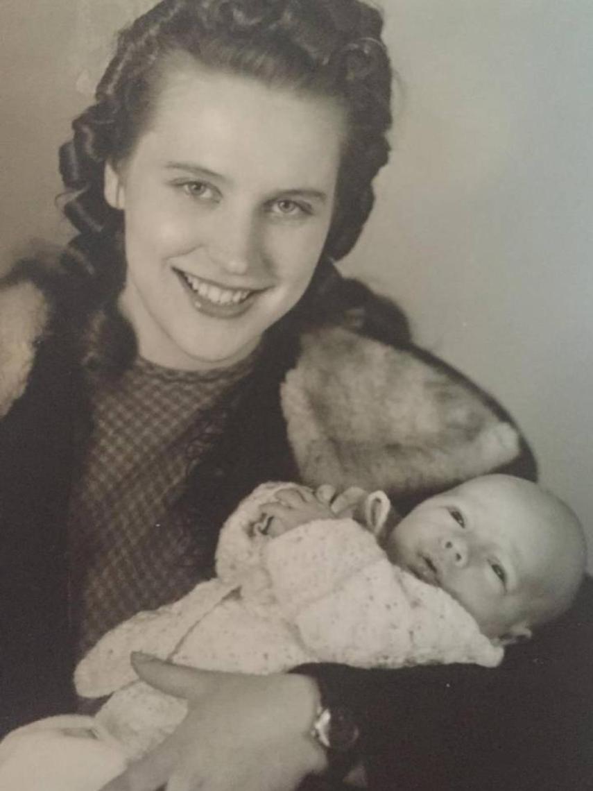 Irmgard Lundberg y su bebé presuntamente robado en 1948.