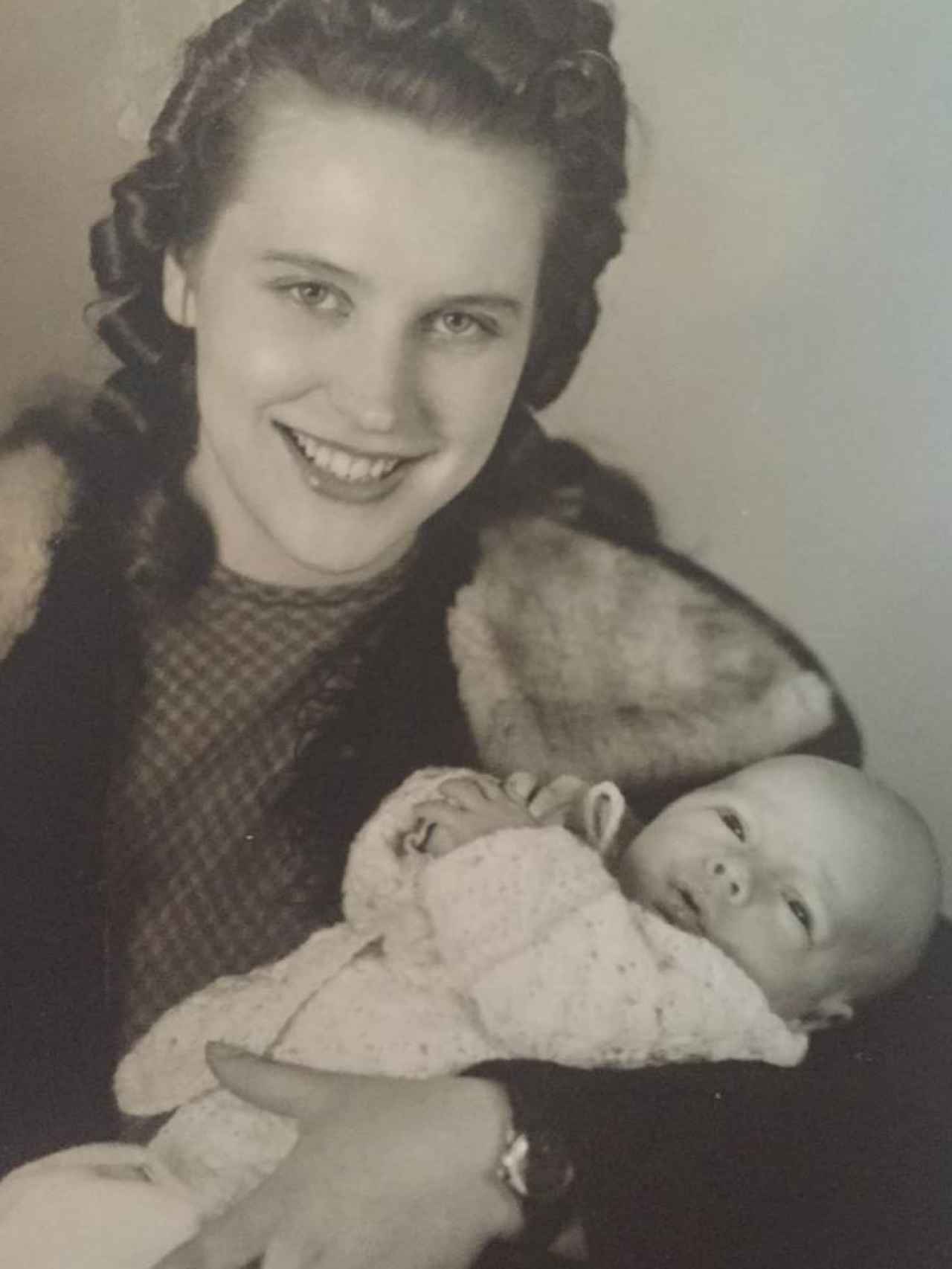 Irmgard Lundberg y su bebé presuntamente robado en 1948.