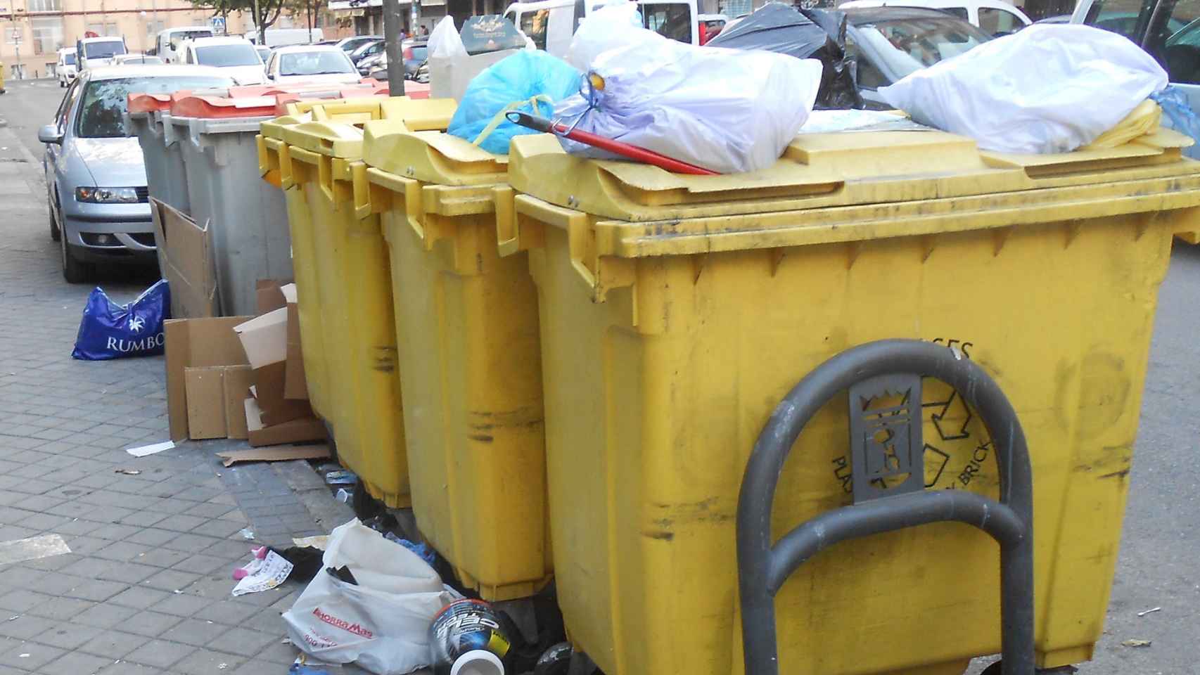 Una imagen de archivo de contenedores amarillos.