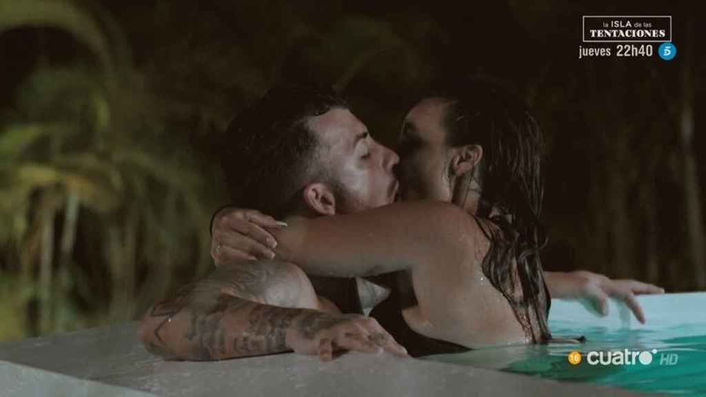 Rubén y Estefanía besándose apasionadamente en 'La isla de las tentaciones'.