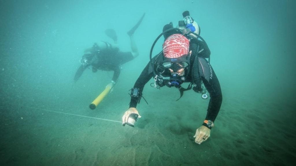 Arqueólogos subacuáticos del INAH de México buscando los barcos de Hernán Cortés.