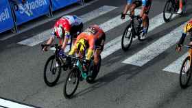 Dylan Groenewegen y Fabio Jakobsen, en el sprint de Torrevieja de la Vuelta a la Comunidad Valenciana