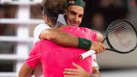 Rafa Nadal y Roger Federer se funden en un emotivo abrazo