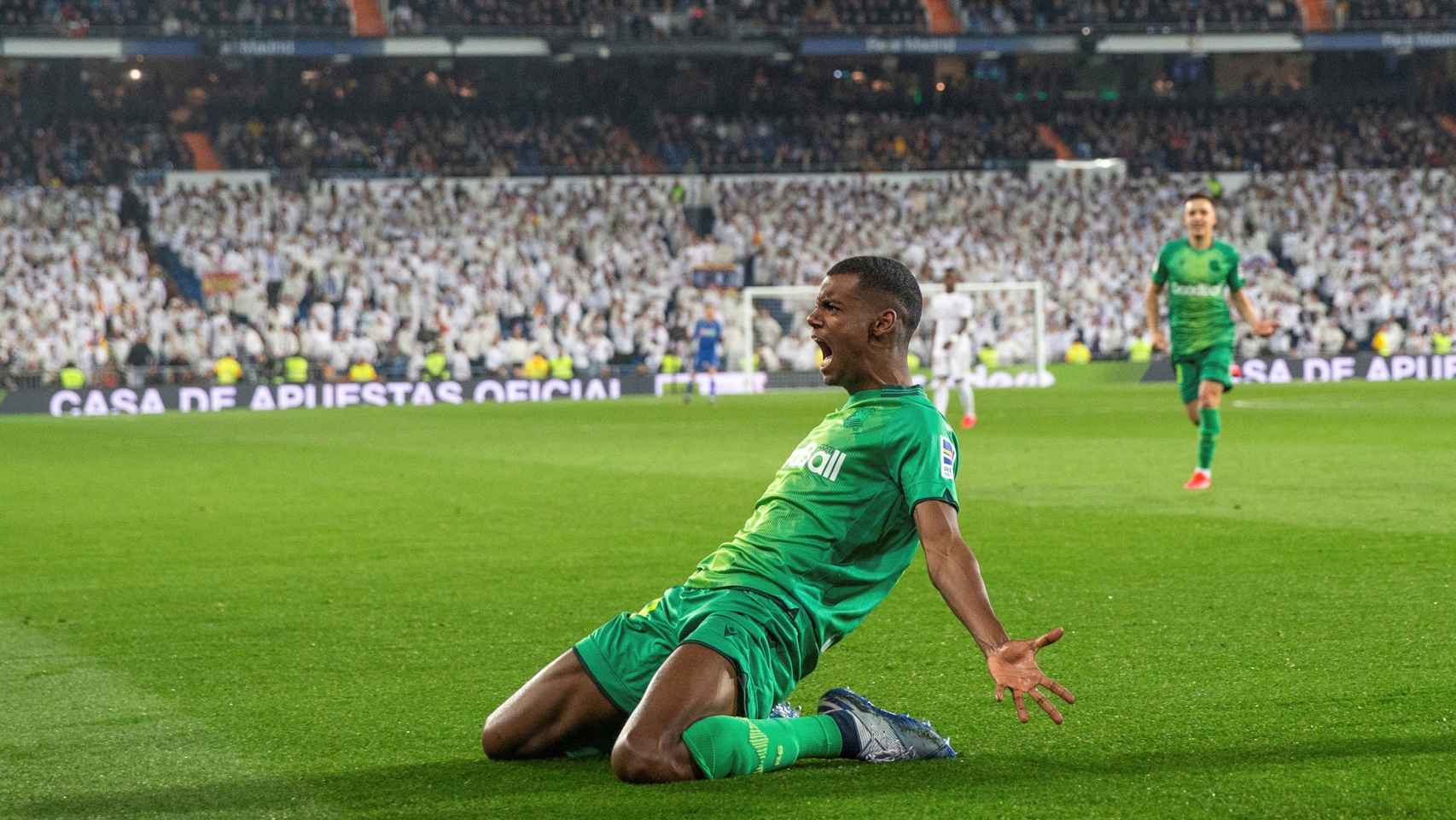 Isak celebra uno de sus goles en el Santiago Bernabéu