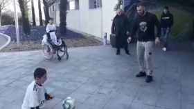 Karim Benzema juega con un niño en Valdebebas
