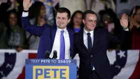 El precandidato demócrata Pete Buttigieg junto a su marido.