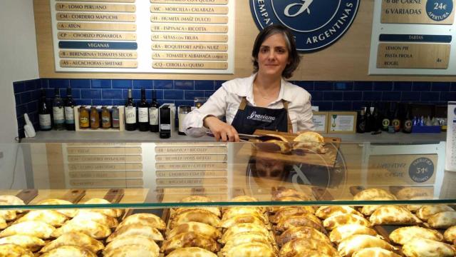 Agustina coloca empanadas argentinas en Graciana.