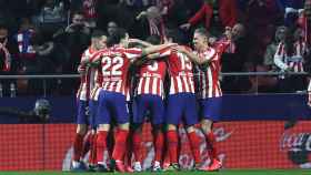 Los jugadores del Atlético de Madrid celebran el gol ante el Granada