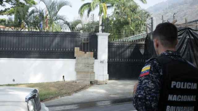 Un policía venezolano apostado frente a la Embajada española en Caracas, Venezuela.