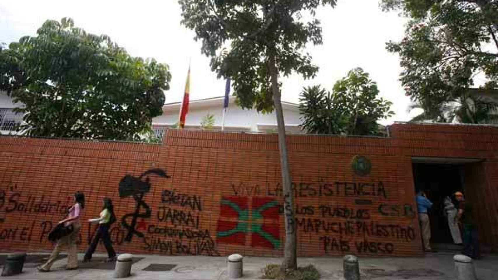 Pintadas a favor de ETA y con otras reivindicaciones en la fachada de la Embajada de España en Caracas.