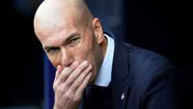 Zidane siguiendo desde el banquillo el Osasuna - Real Madrid