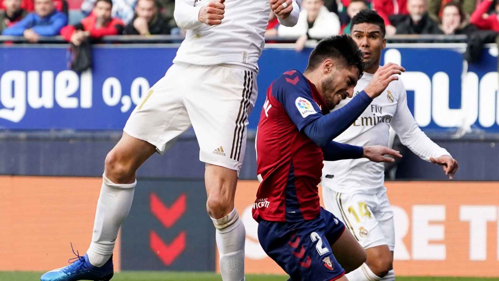 Gareth Bale remata un balón aéreo por encima de un jugador de Osasuna