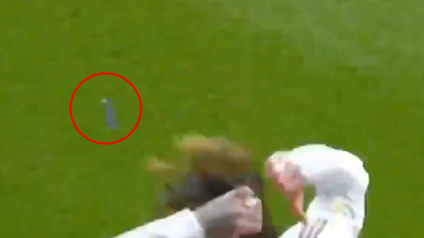Varios mecheros caen cerca de Sergio Ramos durante la celebración de su gol