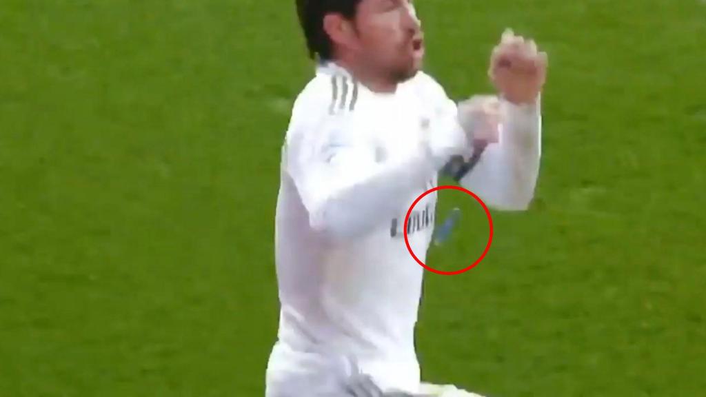 Varios mecheros caen cerca de Sergio Ramos durante la celebración de su gol