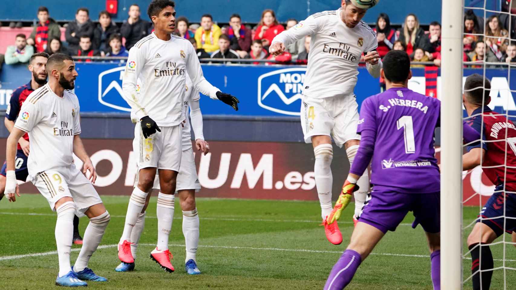 Sergio Ramos remata el balón a la red de la portería de Osasuna