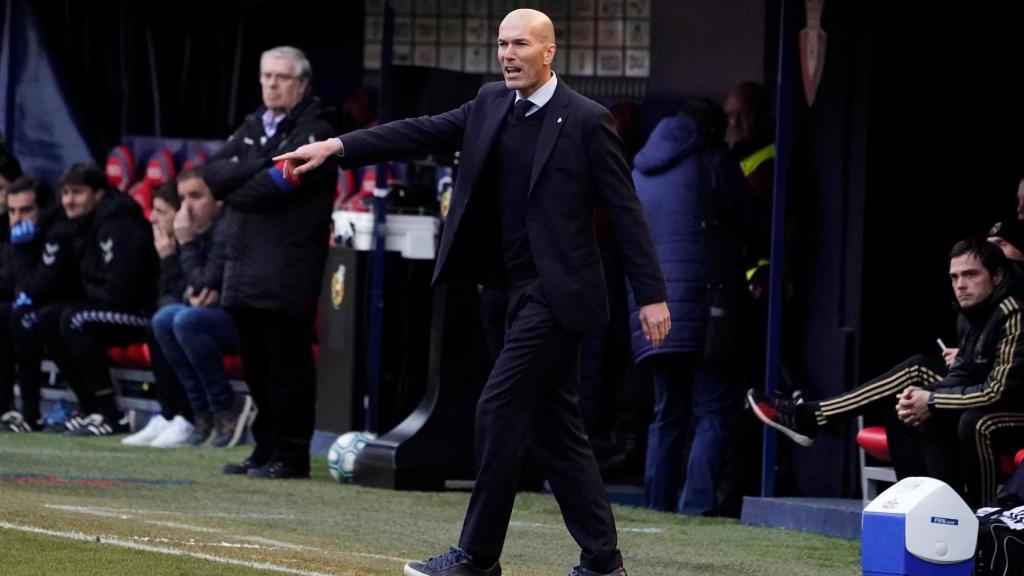 Zinedine Zidane da órdenes desde la banda del Sadar