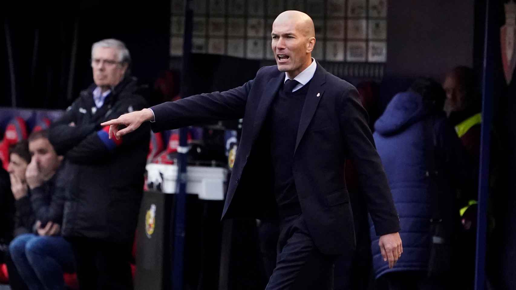Zinedine Zidane da órdenes desde la banda del Sadar