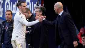 Gareth Bale saluda a Zidane tras ser sustituido ante Osasuna