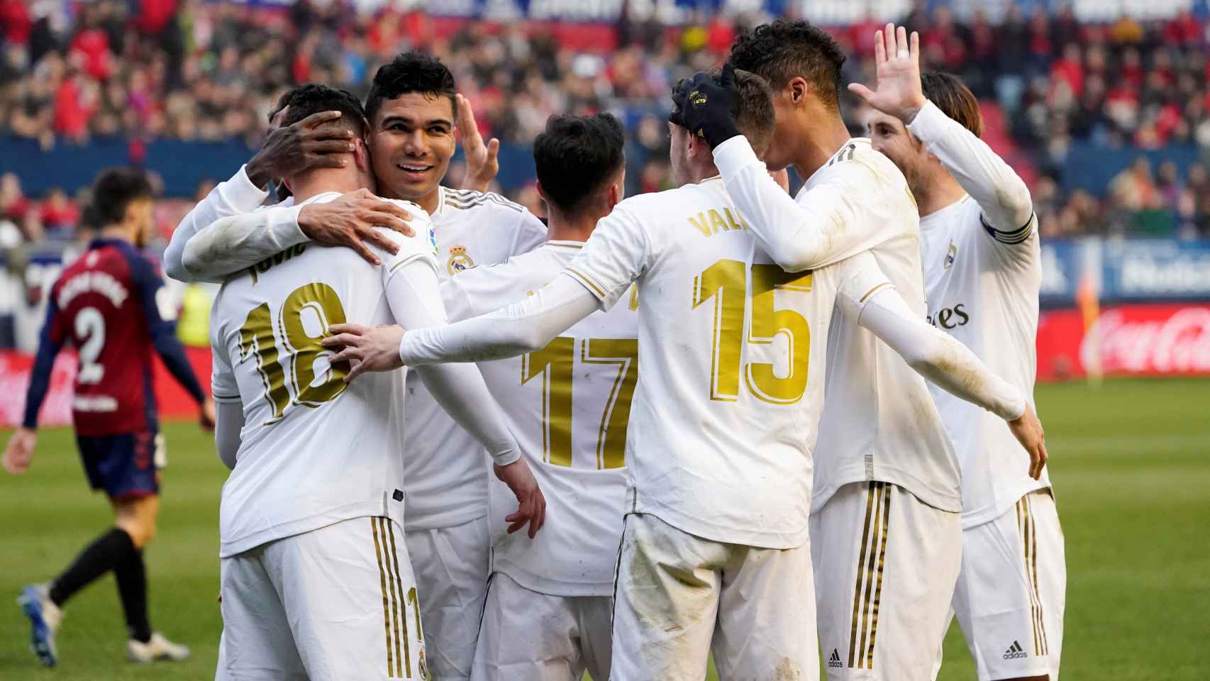 Los jugadores del Real Madrid felicitan a Jovic tras marcar el cuarto gol blanco a Osasuna