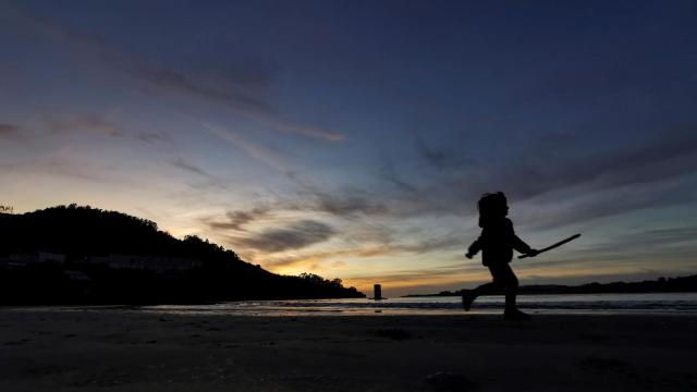 Un niño caminando por Galicia.