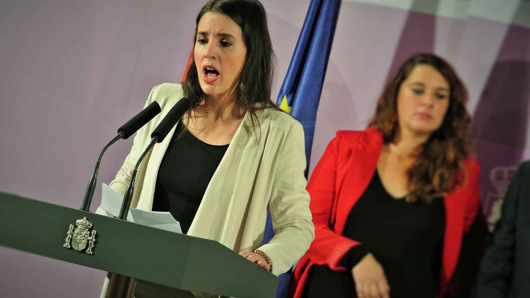 Irene Montero, en la toma de posesión de su equipo del Ministerio de Igualdad, con la secretaria de Estado Noelia Vera al fondo.
