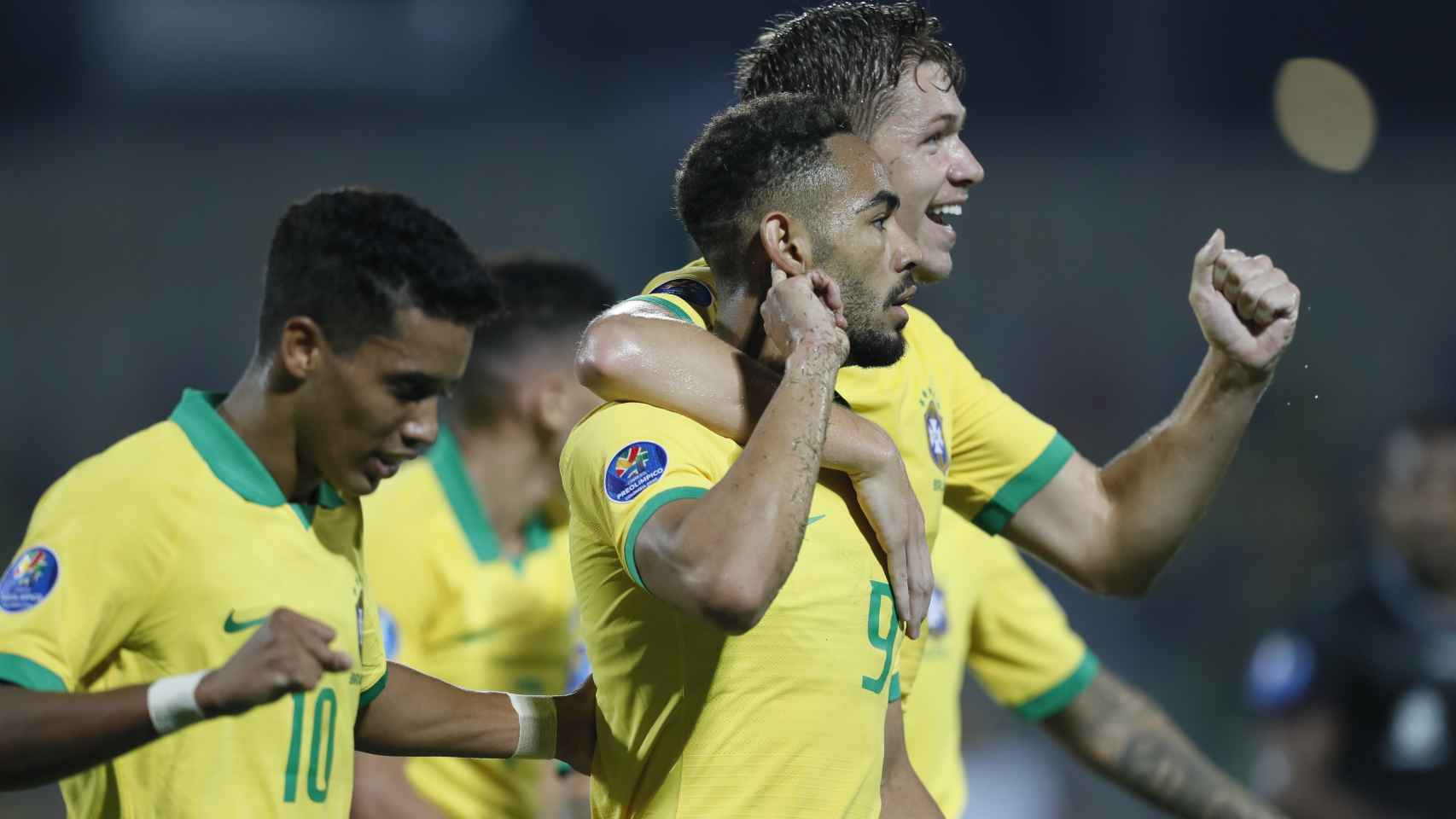 Matheus celebra un gol con Brasil